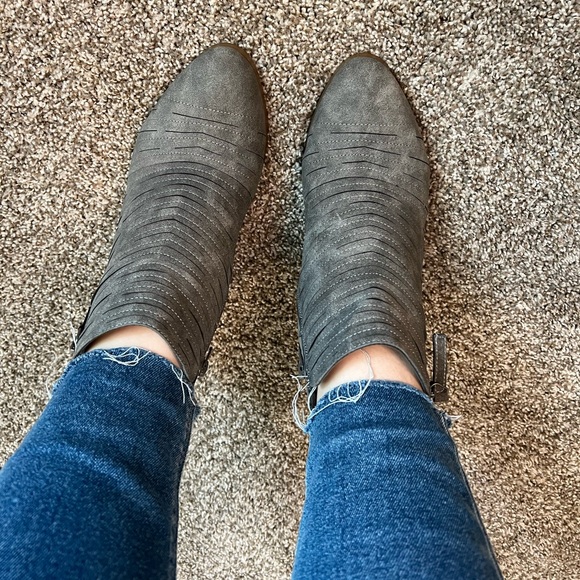 NWOT! JustFab Cartur Gray Booties in Size 10 Wide Width - Picture 5 of 11